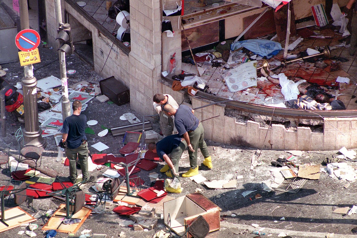 La polizia raccoglie le prove sulla scena dell'attacco suicida al ristorante di Gerusalemme nell'agosto 2001 dove venne ferita gravemente la donna