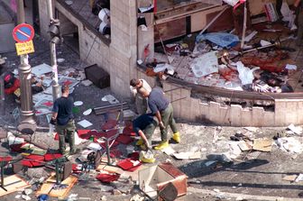 La polizia raccoglie le prove sulla scena dell'attacco suicida al ristorante di Gerusalemme nell'agosto 2001 dove venne ferita gravemente la donna