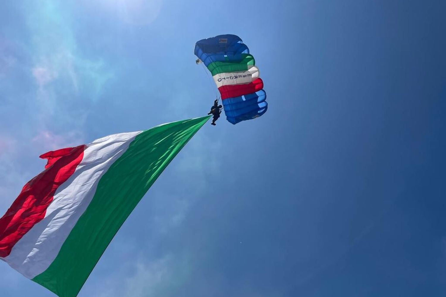 Un paracadutista della Folgore atterra sulla parata del 2 giugno