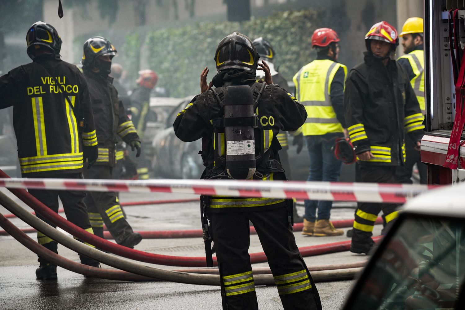 Vigili del fuoco intervengono in un incendio