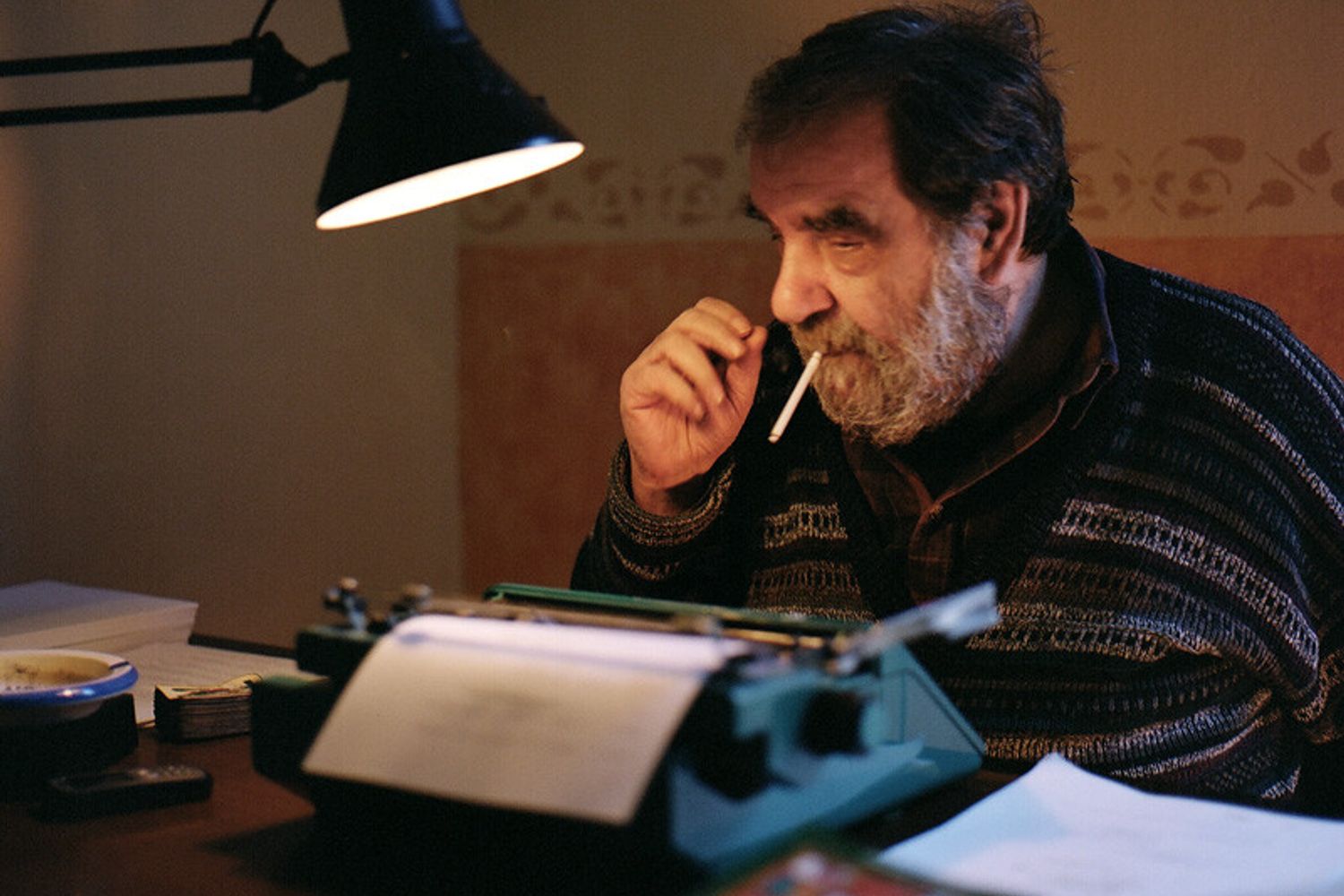 Franco Scaldati al tavolo di lavoro