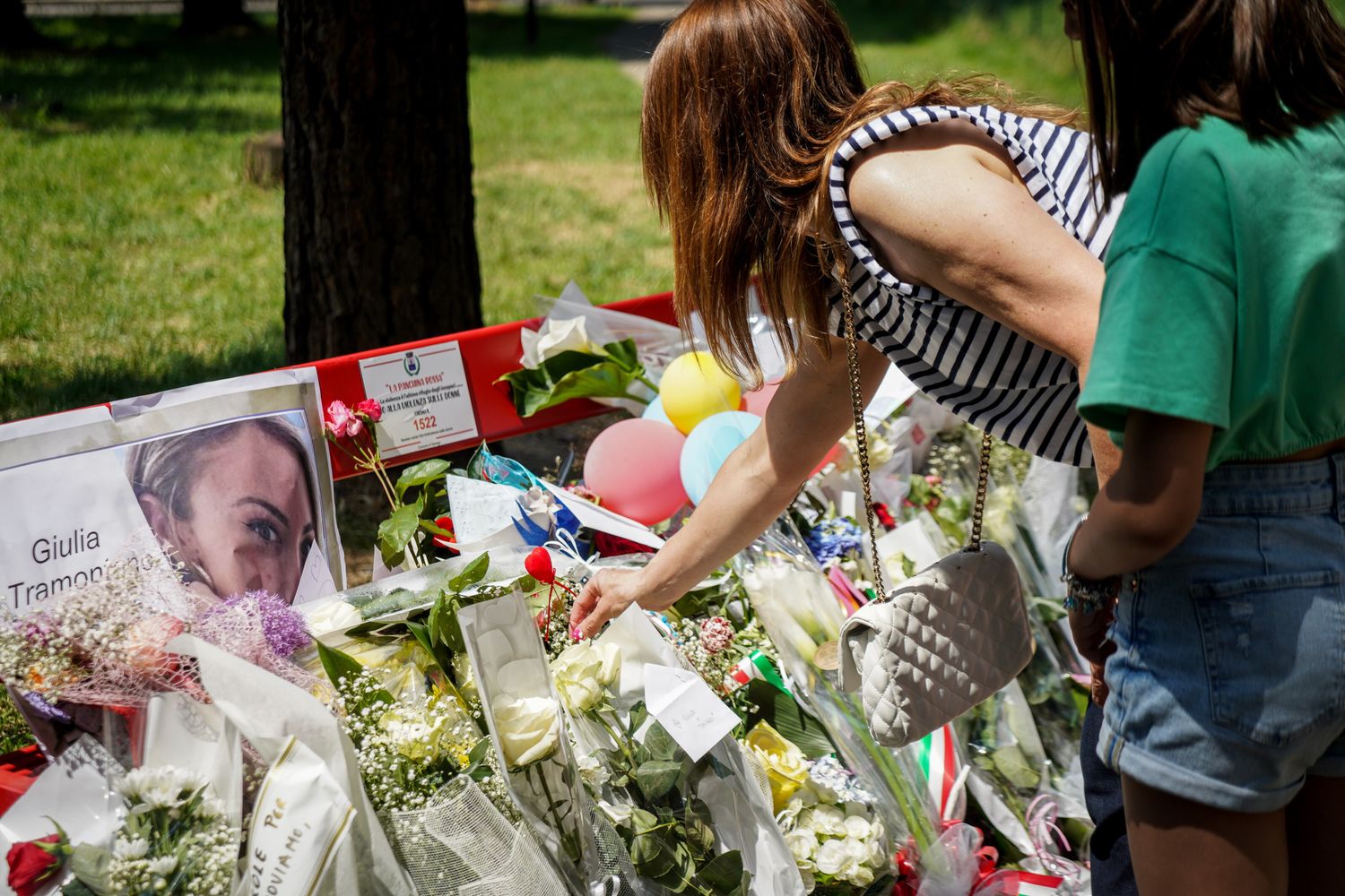 Le persone rendono omaggio a Giulia Tramontano, uccisa dal fidanzato Impagniatiello