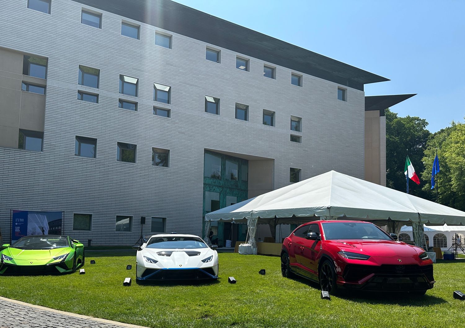 Le Lamborghini esposte nel giardino dell'ambasciata d'Italia a Washington