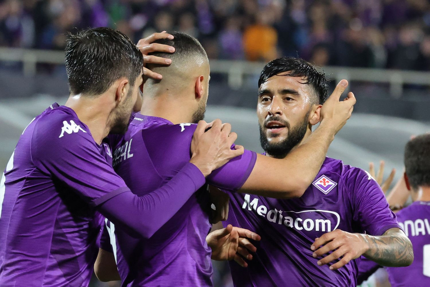 Giocatori della Fiorentina festeggiano dopo un gol