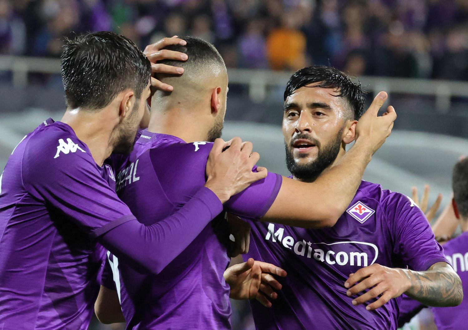 Giocatori della Fiorentina festeggiano dopo un gol