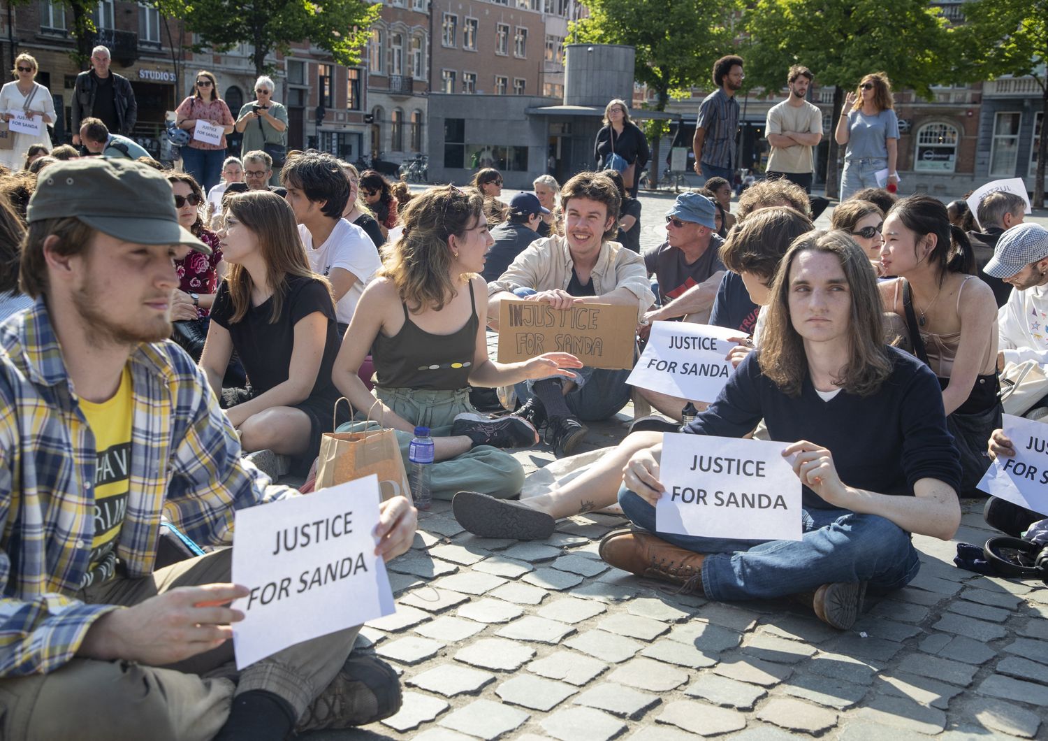 Una manifestazione di protesta per le lievi condanne dopo la morte di Sanda Dia