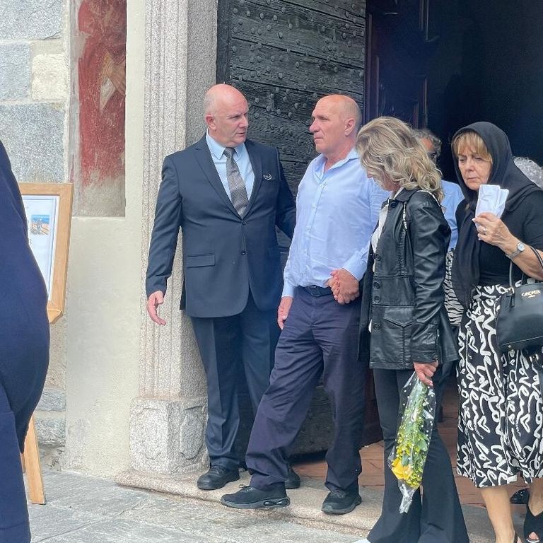 Carminati, in camicia bianca, lascia la chiesa dopo le esequie della mooglie