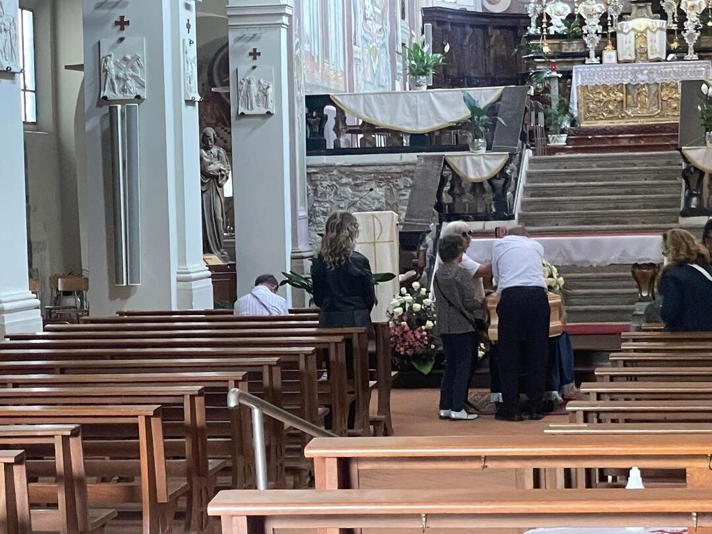 Carminati chino sulla bara della moglie