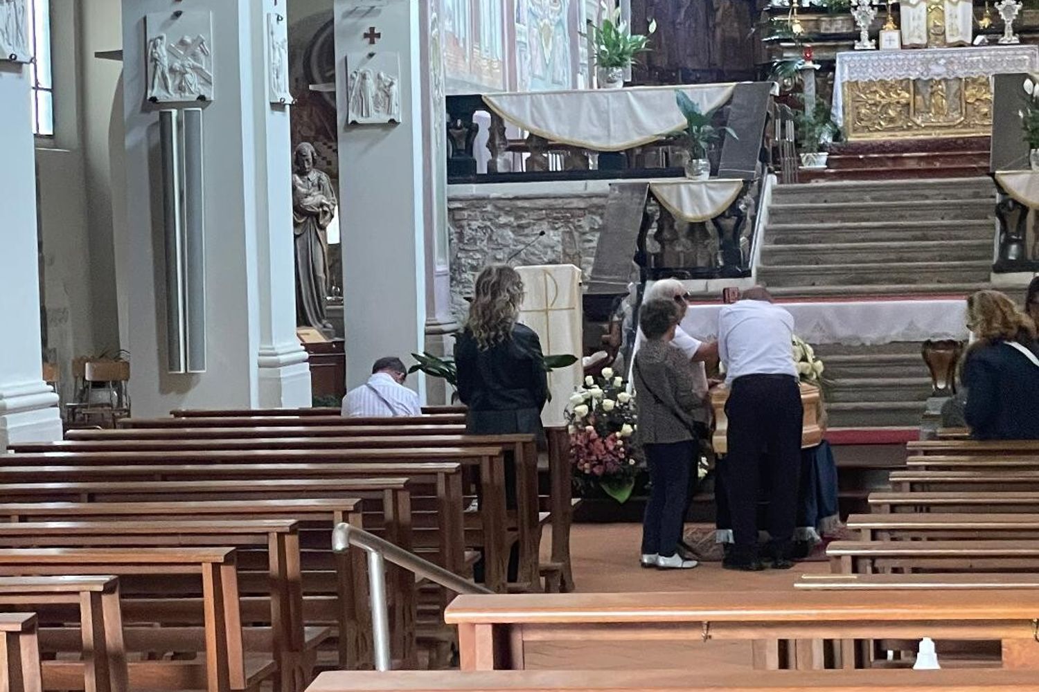 Carminati chino sulla bara della moglie