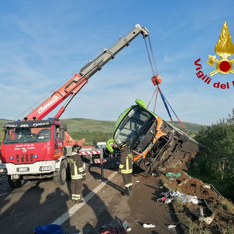 L'incidente sulla A16 in cui &egrave; stato coinvolto un bus turistico