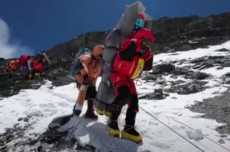Everest impresa sherpa salva scalatore zona morte