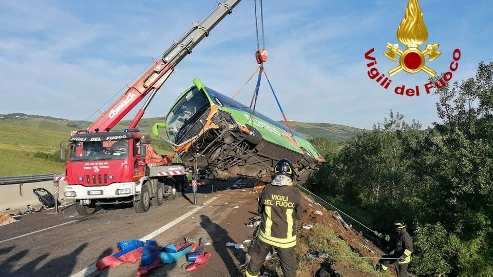 L'incidente sulla A16 in cui &egrave; stato coinvolto un bus turistico