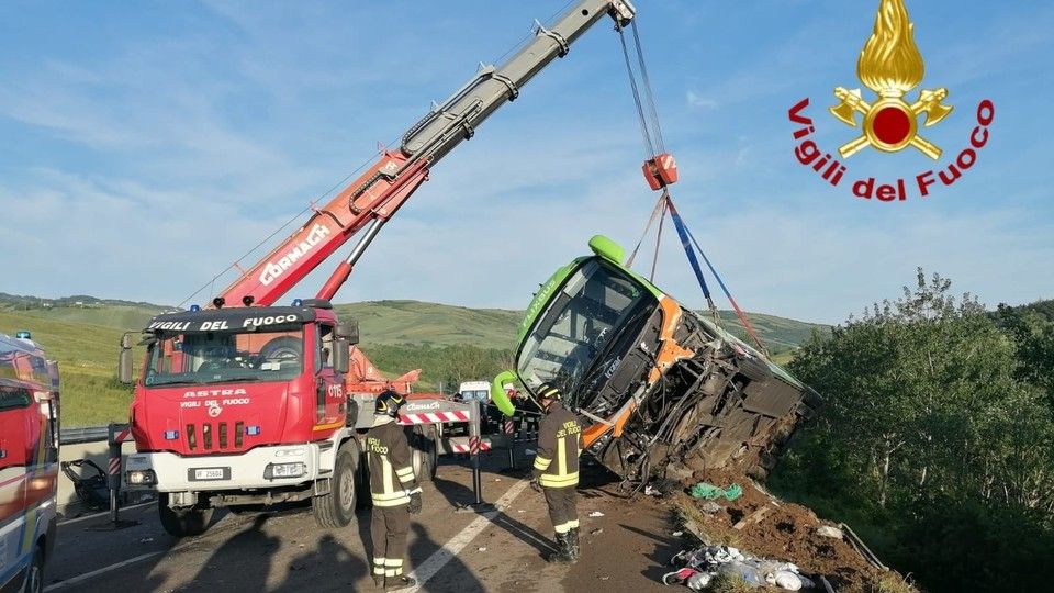 L'incidente sulla A16 in cui &egrave; stato coinvolto un bus turistico