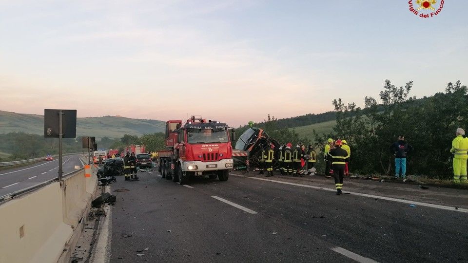 L'incidente sulla A16 in cui &egrave; stato coinvolto un bus turistico