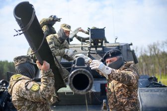 Soldati ucraini su un carro armato Leopard&nbsp;