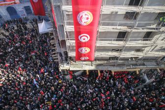 Folla a Tunisi