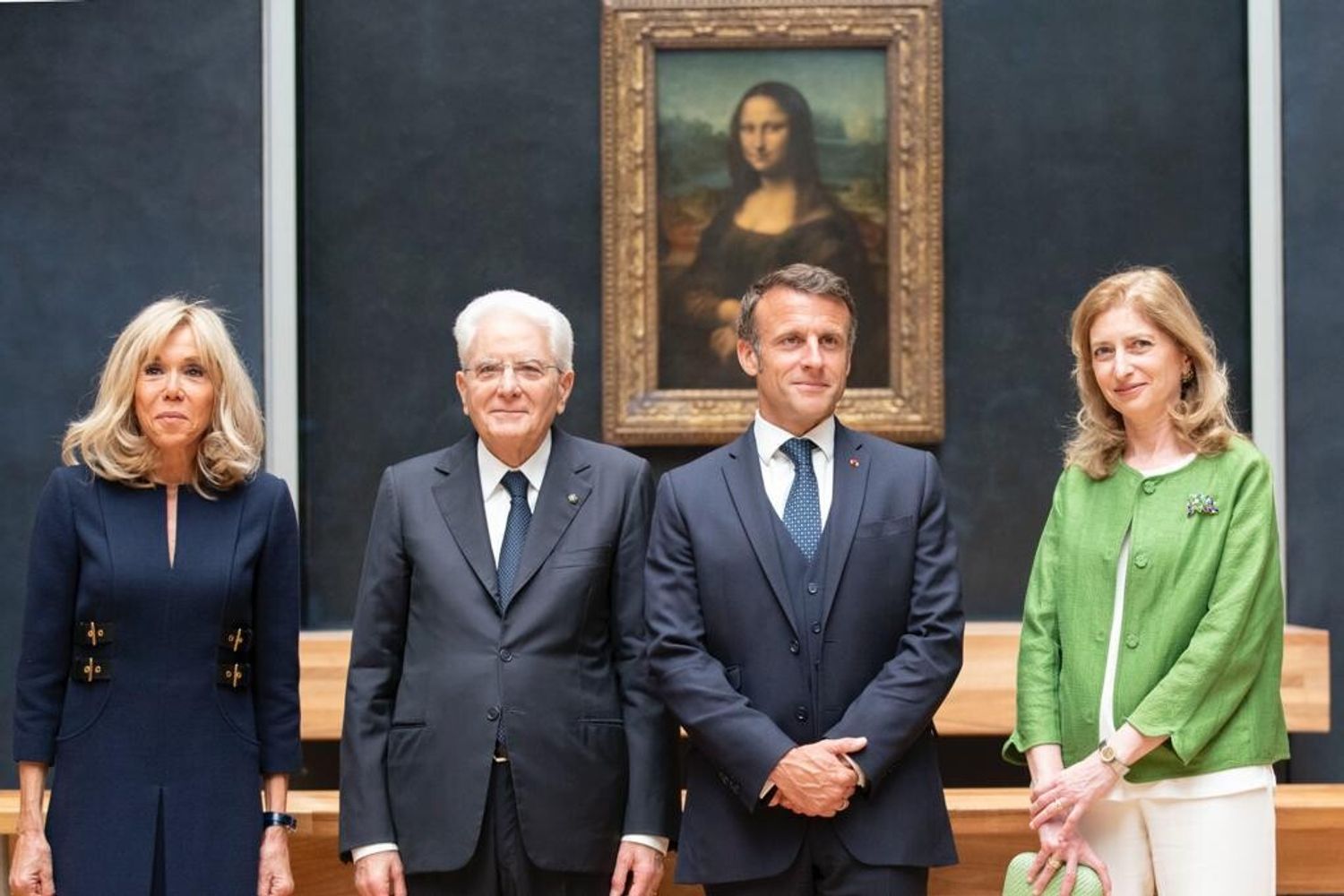 Mattarella assieme alla figlia Laura e Macron assieme alla premiere dame Brigitte in una foto ricordo davanti alla Gioconda, al Louvre