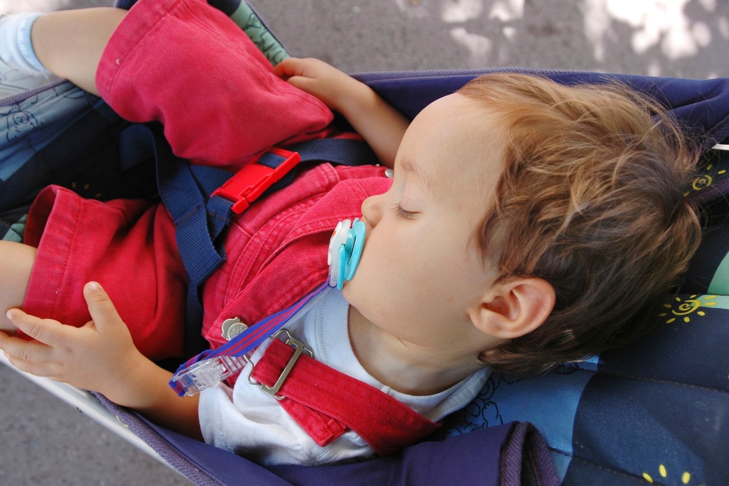 Un bambino sul seggiolino di un'auto