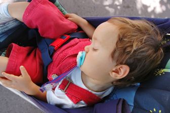 Un bambino sul seggiolino di un'auto