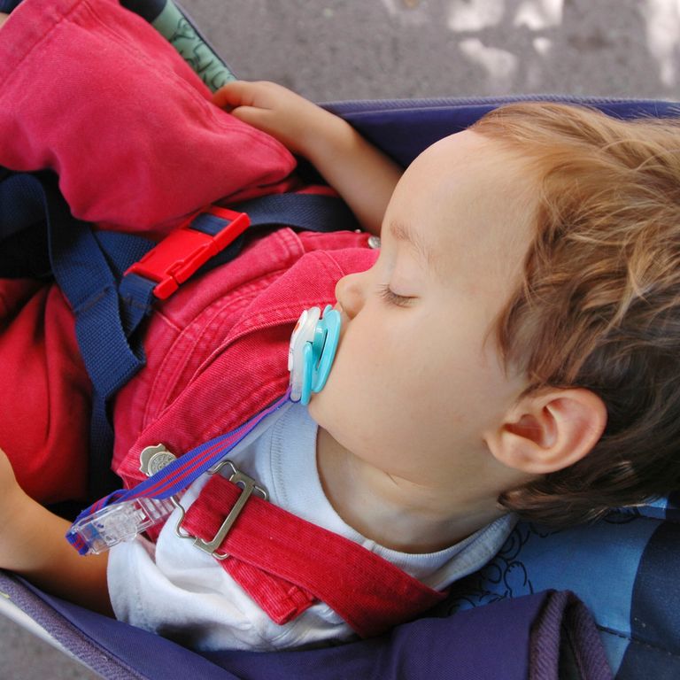 Un bambino sul seggiolino di un'auto
