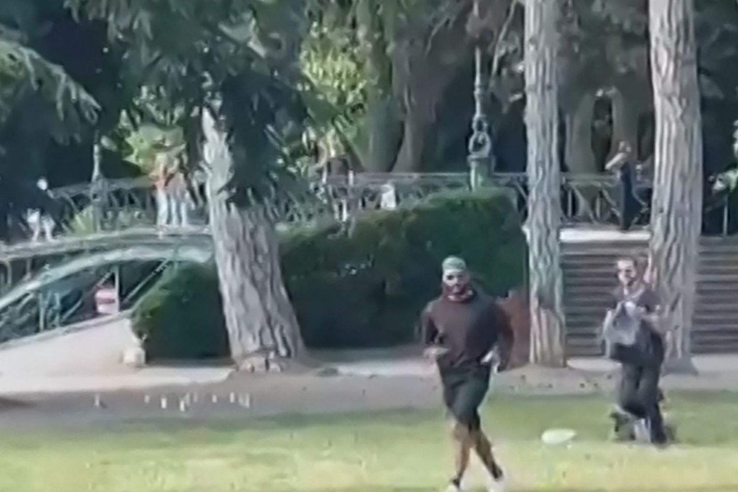 &nbsp;L'aggressore in fuga dalla polizia