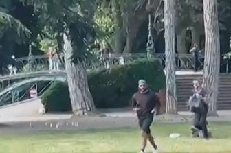 &nbsp;L'aggressore in fuga dalla polizia