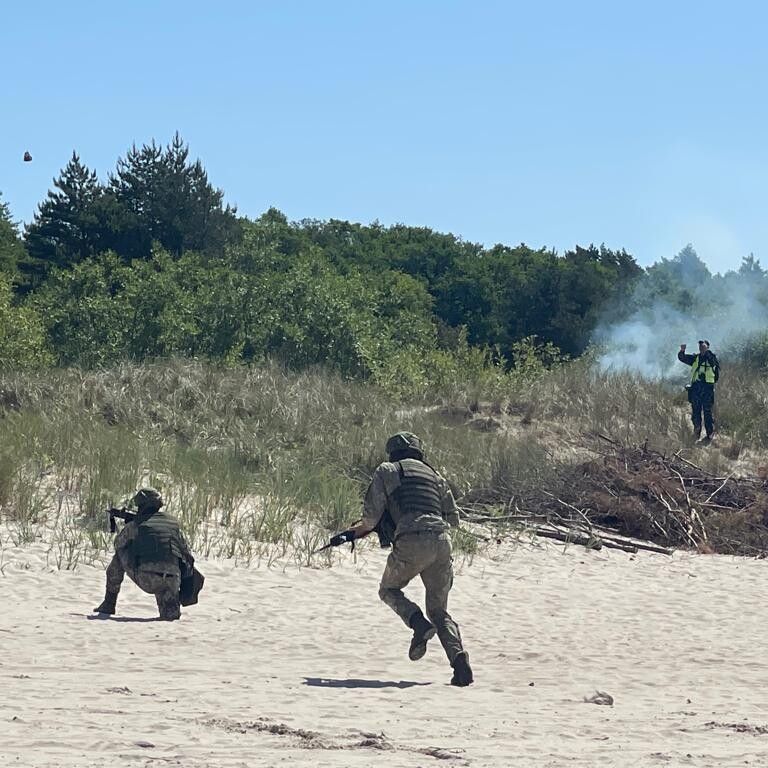 Lo sbarco dei marine lituani sulla spiaggia di Klaipeda