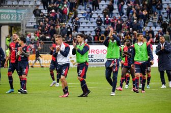 calcio cagliari promosso in serie a con gol pavoletti