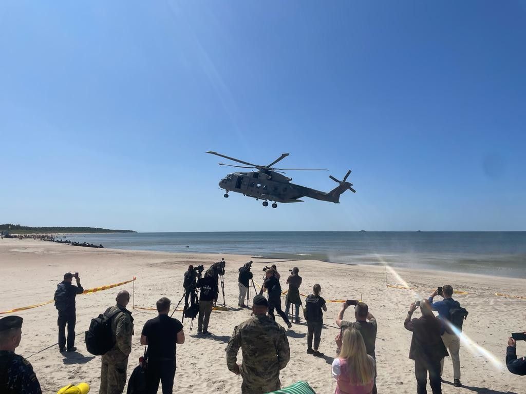 Un elicottero da assalto atterra sulla spiaggia di Klaipeda