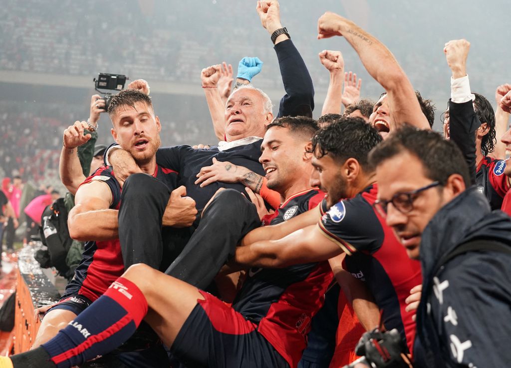 Claudio Ranieri e i giocatori del Cagliari