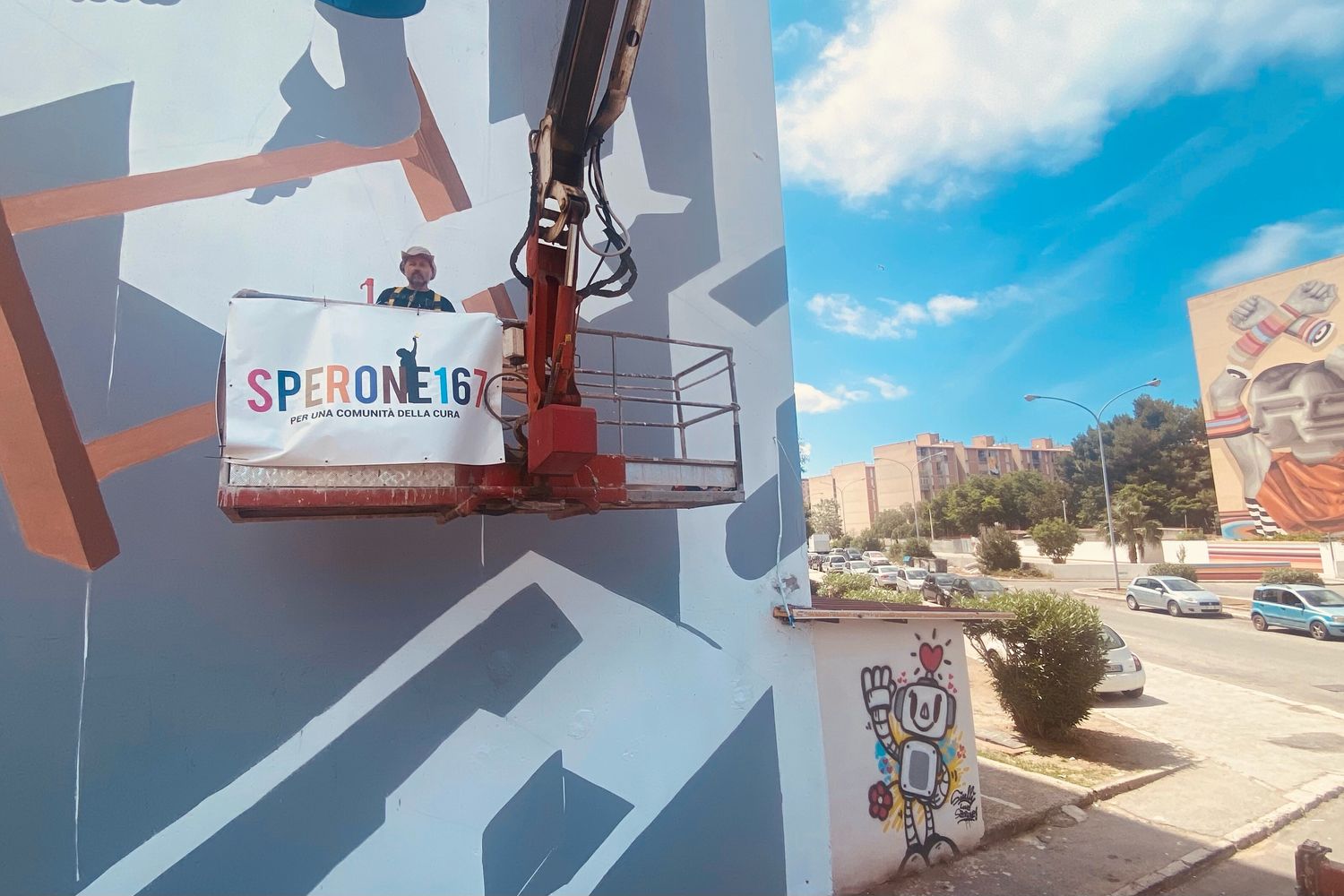 L'artista Millo all'opera allo Sperone