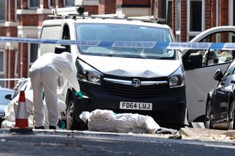 terrore nottingham accoltellati investiti strada assedio ultime notizie