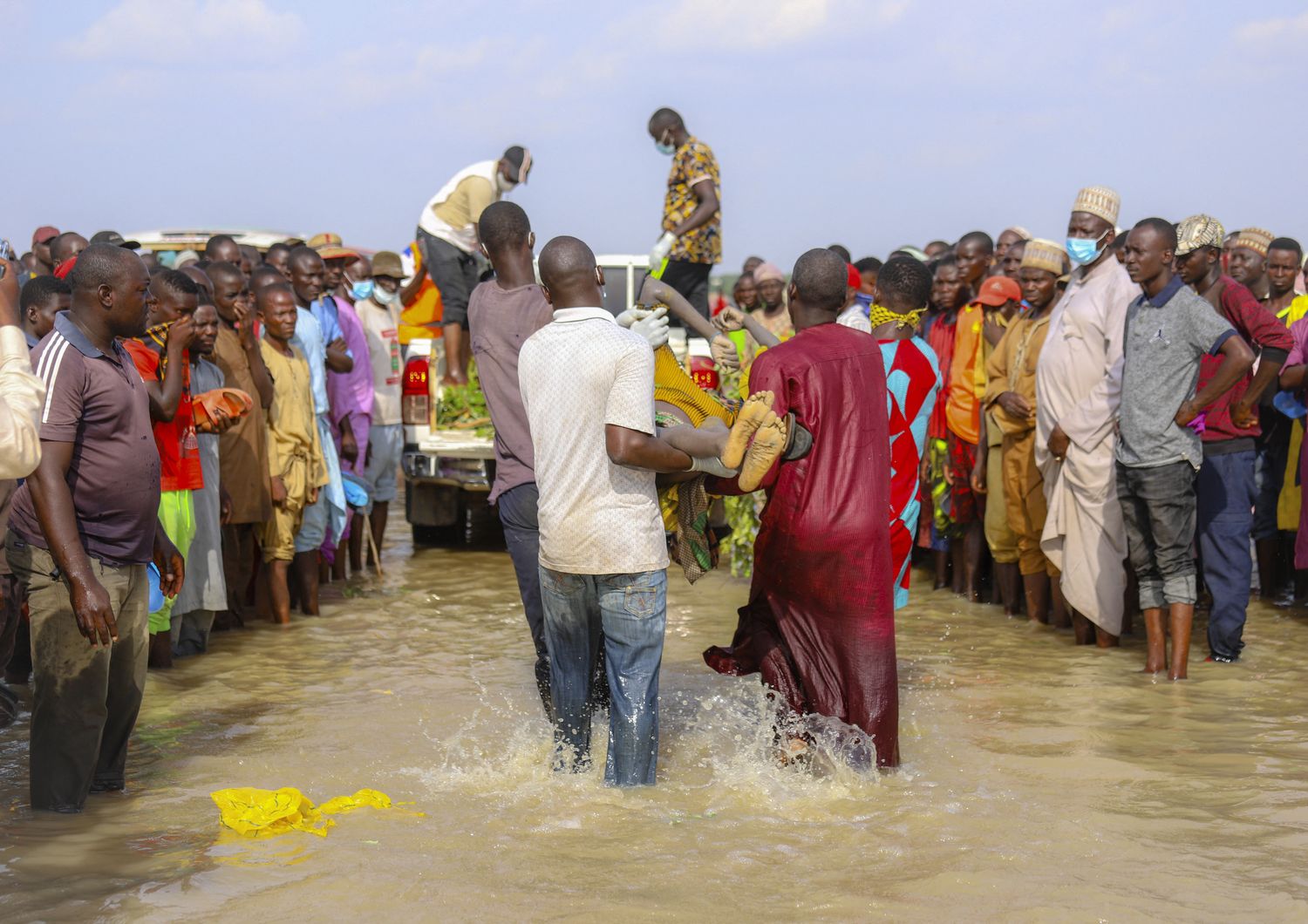 Recupero dei cadaveri dopo un naufragio in Nigeria