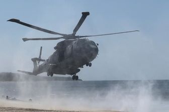 L'atterraggio dell'elicottero sulla spiaggia di Klaipeda