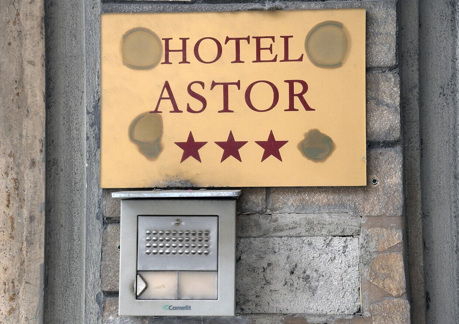 &nbsp;Kata scomparsa dall&rsquo;ex Hotel Astor, dove vive con la famiglia