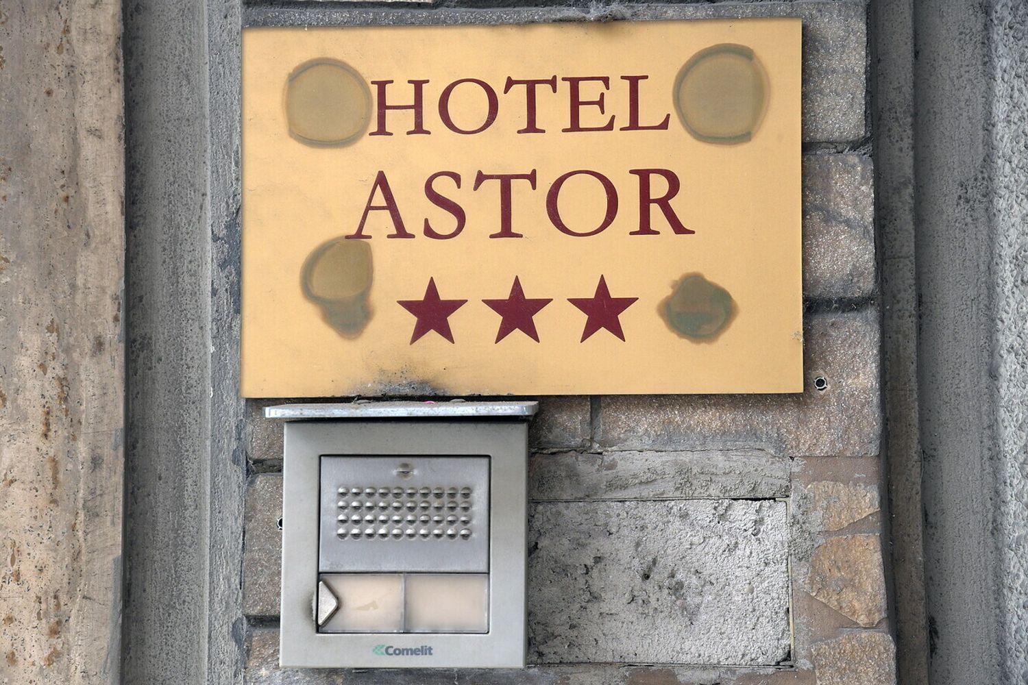 &nbsp;Kata scomparsa dall&rsquo;ex Hotel Astor, dove vive con la famiglia