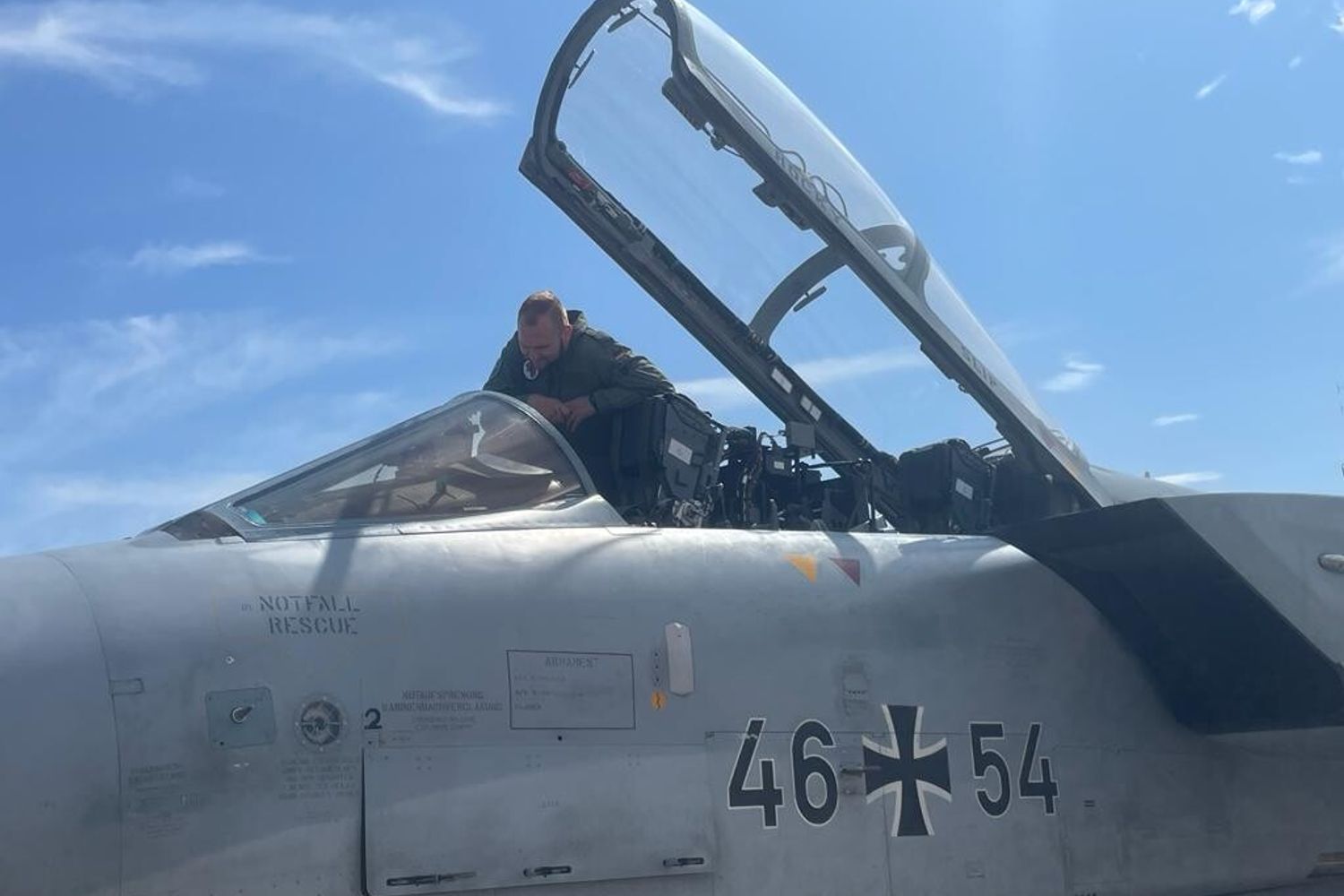 Un pilota tedesco a bordo di un caccia della Luftwaffe