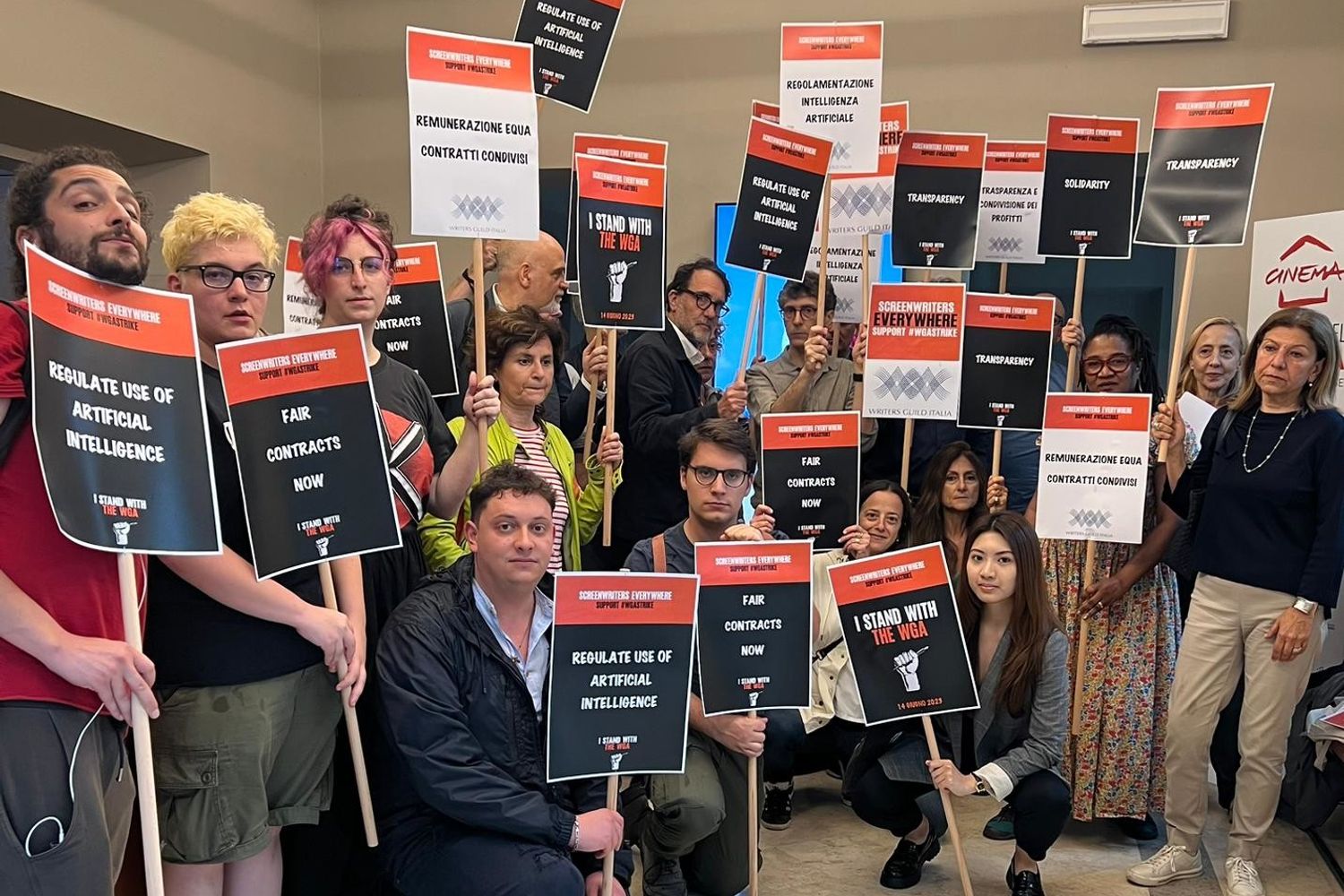 Il picchettaggio della WGI a sostegno dello sciopero degli sceneggiatori statunitensi