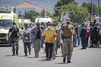 Sopravvissuti al naufragio nel porto di Kalamata