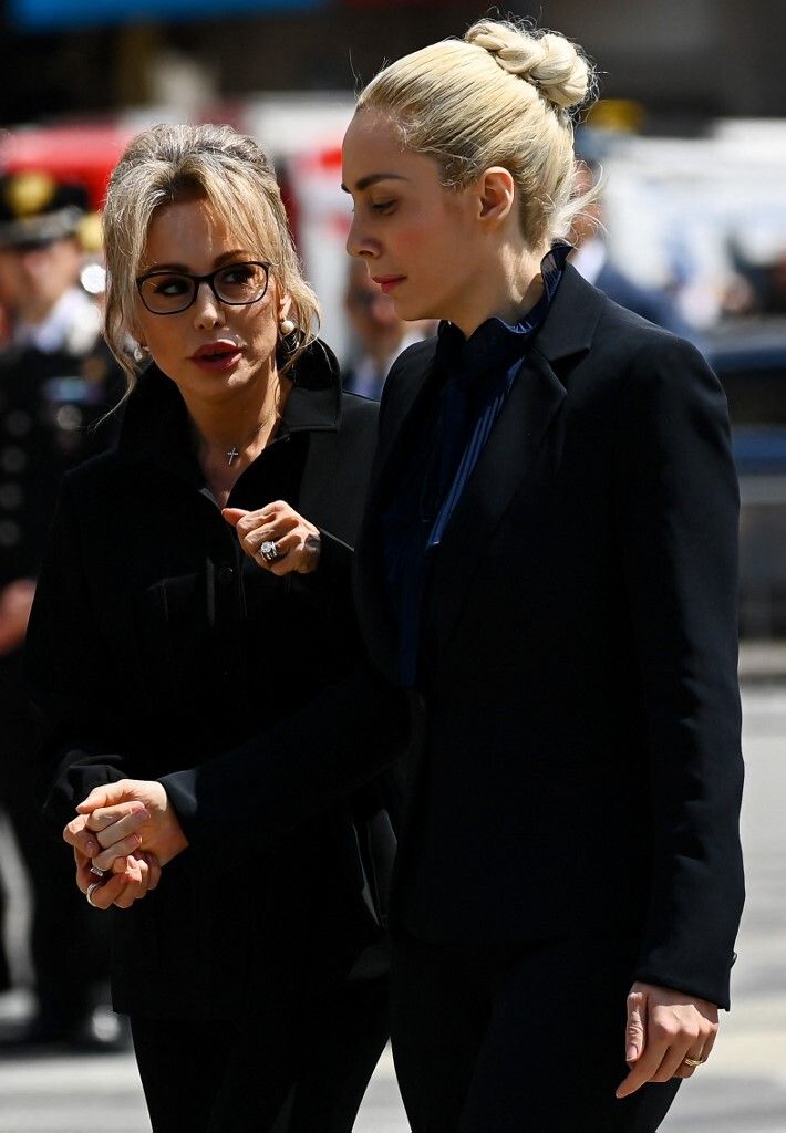 Marina Berlusconi stringe la mano di Marta Fascina