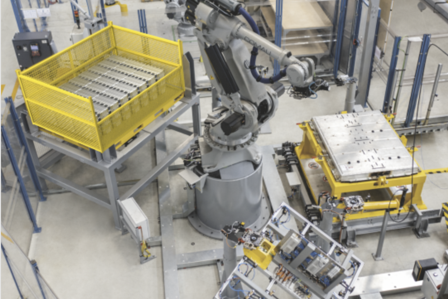 Il robot di Comau per la gestione dei pacchi batteria
