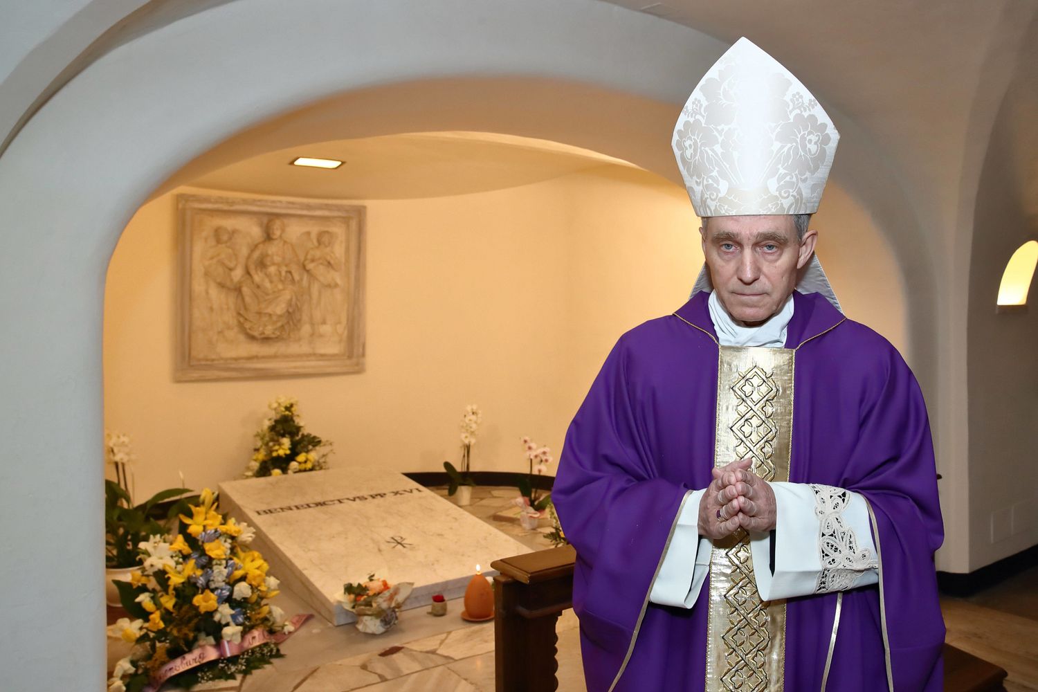 L'arcivescovo Georg Gaenswein davanti alla tomba di Benedetto XVI