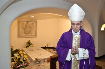 L'arcivescovo Georg Gaenswein davanti alla tomba di Benedetto XVI