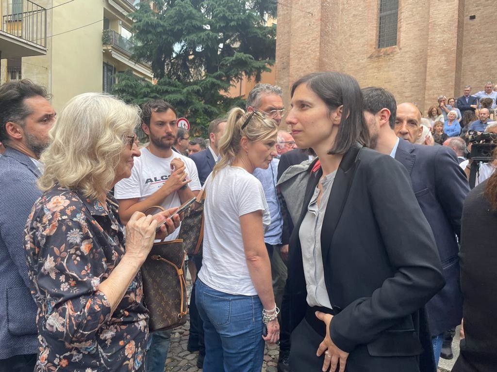 Elly Schlein ai funerali di Flavia Franzoni