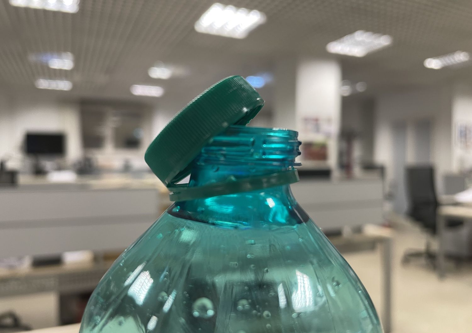 Un tappo legato al collo della bottiglia