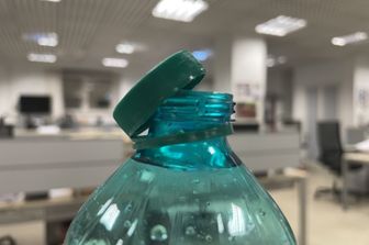 Un tappo legato al collo della bottiglia