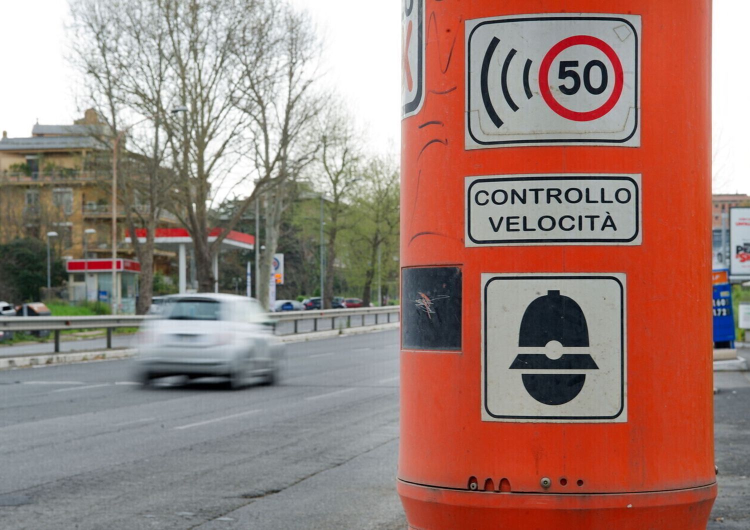 Un autovelox in una strada di Roma