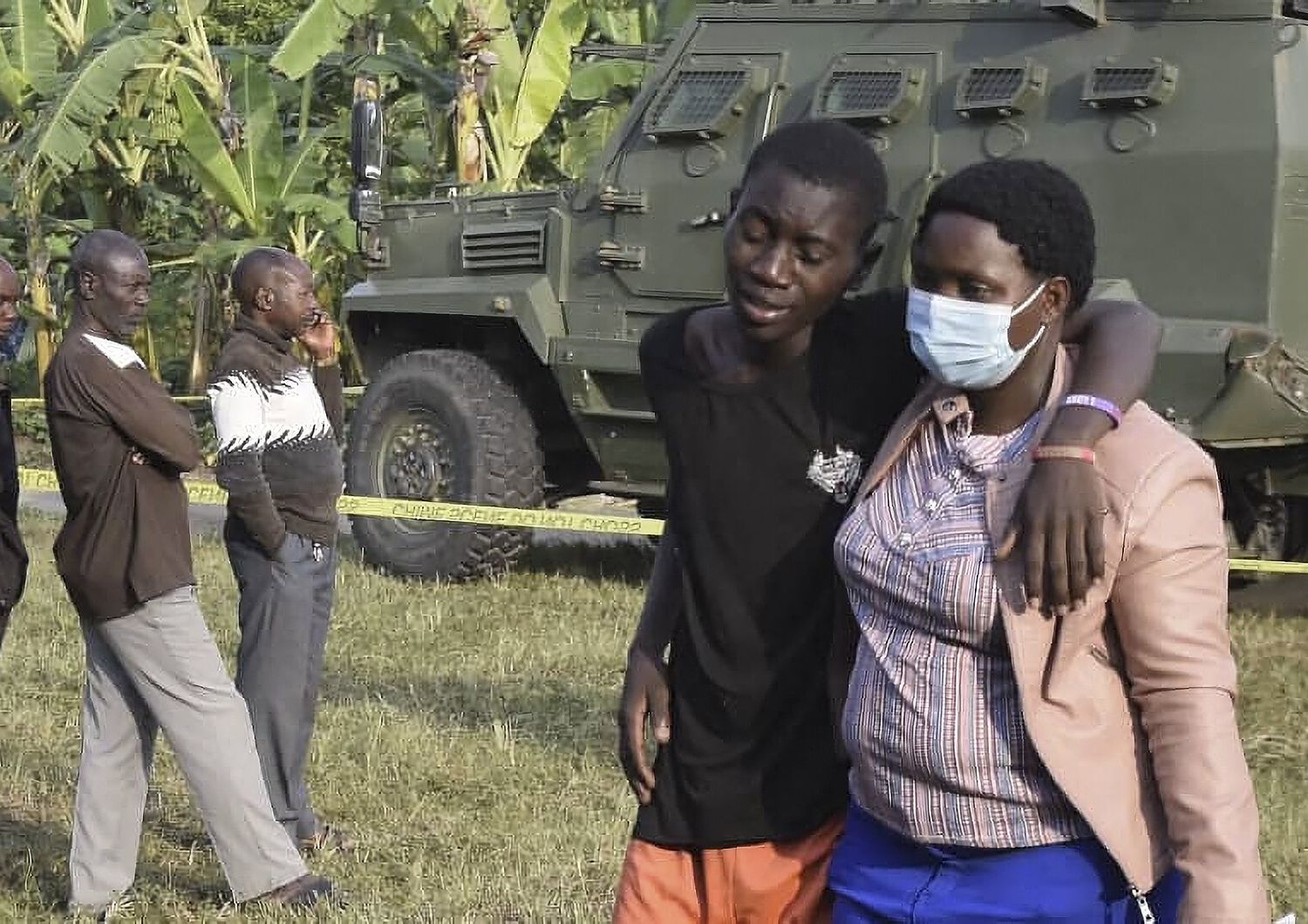 Il dolore dei parenti delle vittime dell'attentato alla scuola in Uganda