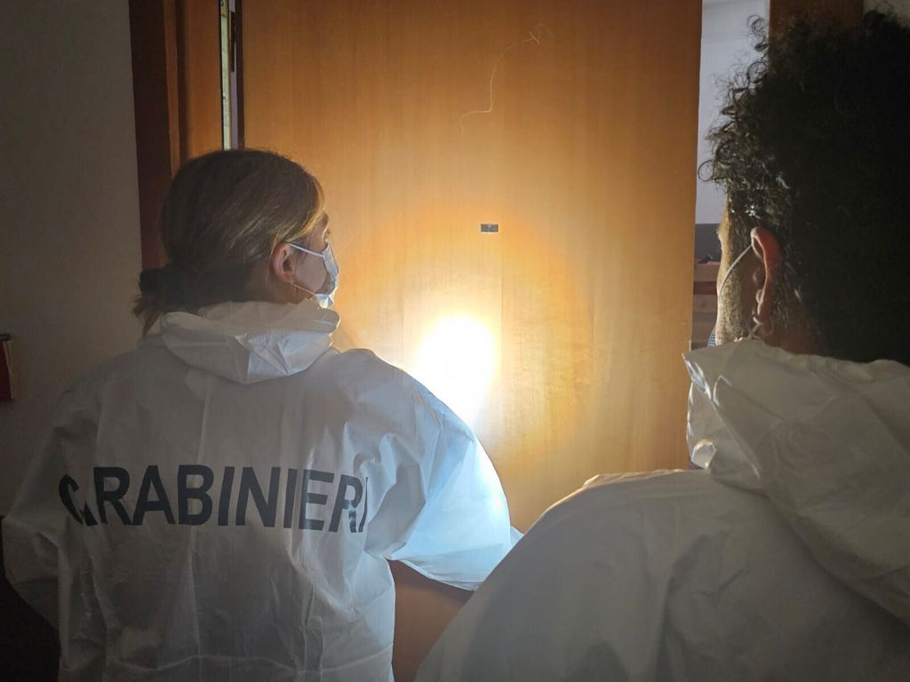 I carabinieri impegnati nell'ispezione nell'ex hotel Astor