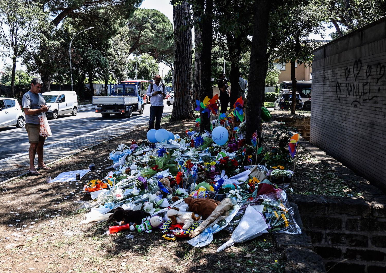 Fiori sul luogo dell'incidente a Casal Palocco del luglio 2023